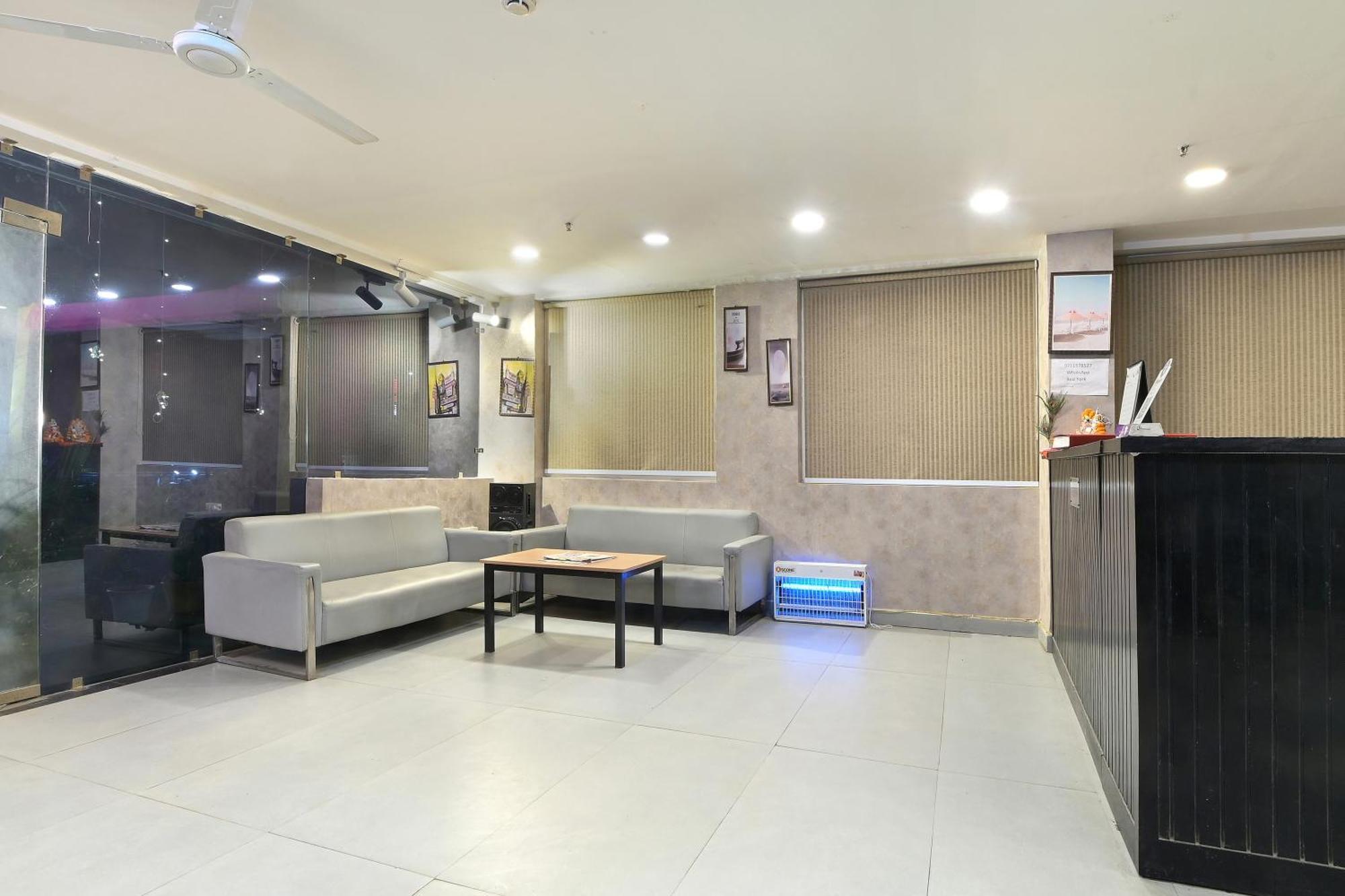 Hotel Red York By Byob Hotels Noida Buitenkant foto