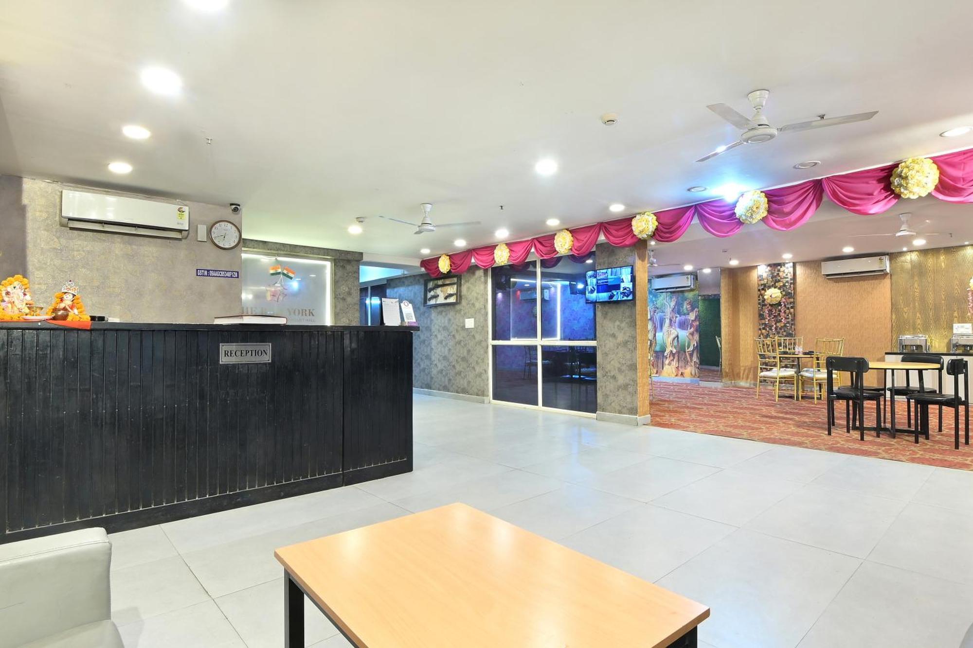 Hotel Red York By Byob Hotels Noida Buitenkant foto