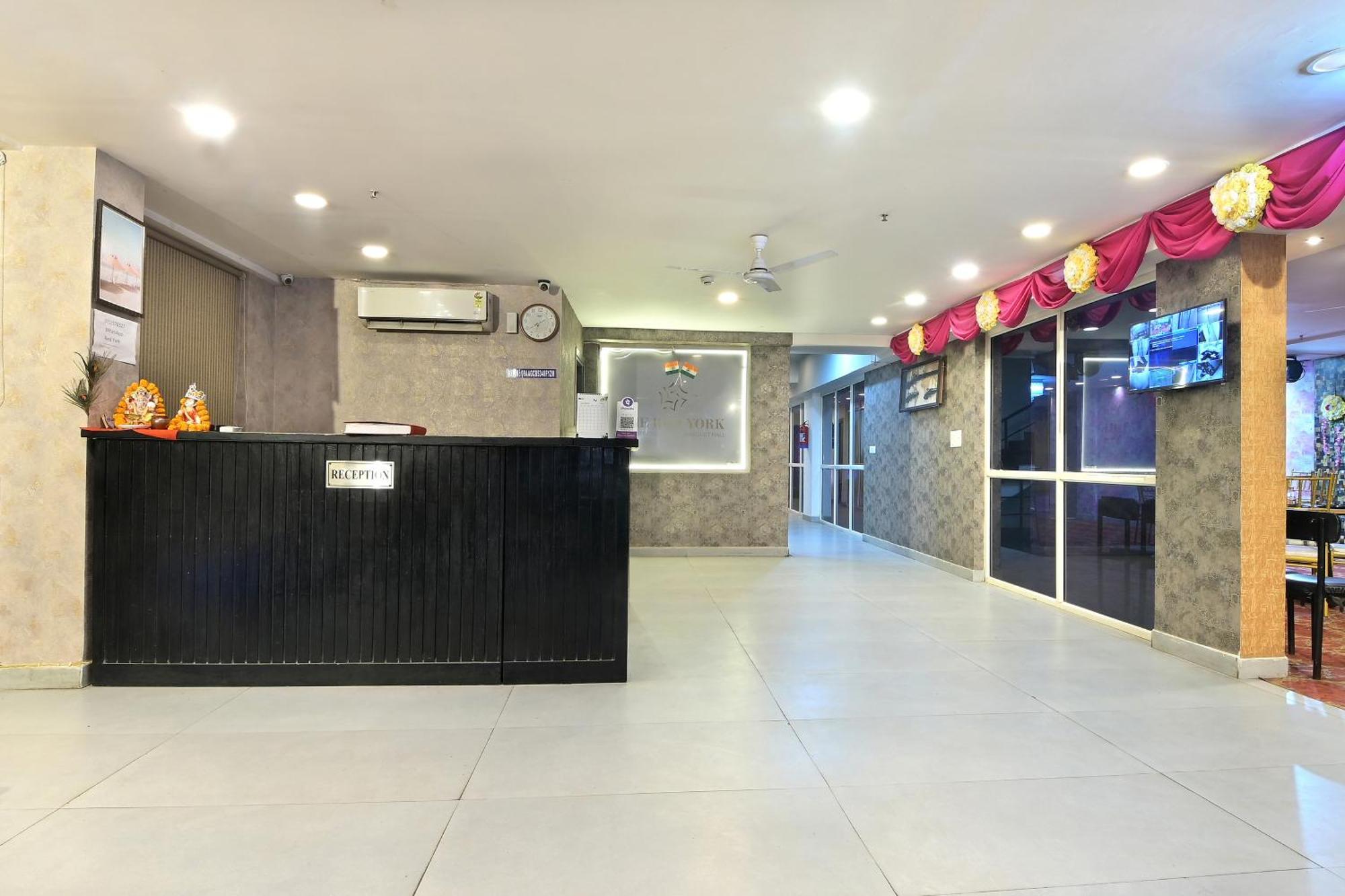 Hotel Red York By Byob Hotels Noida Buitenkant foto