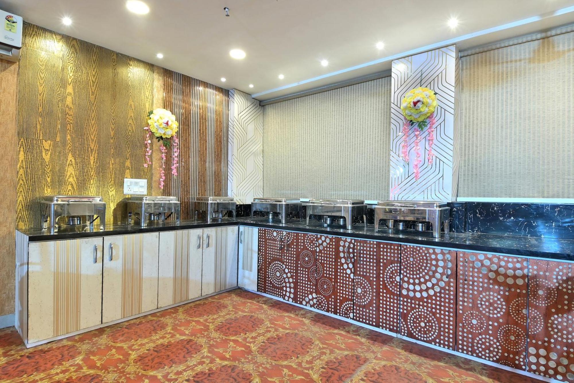 Hotel Red York By Byob Hotels Noida Buitenkant foto