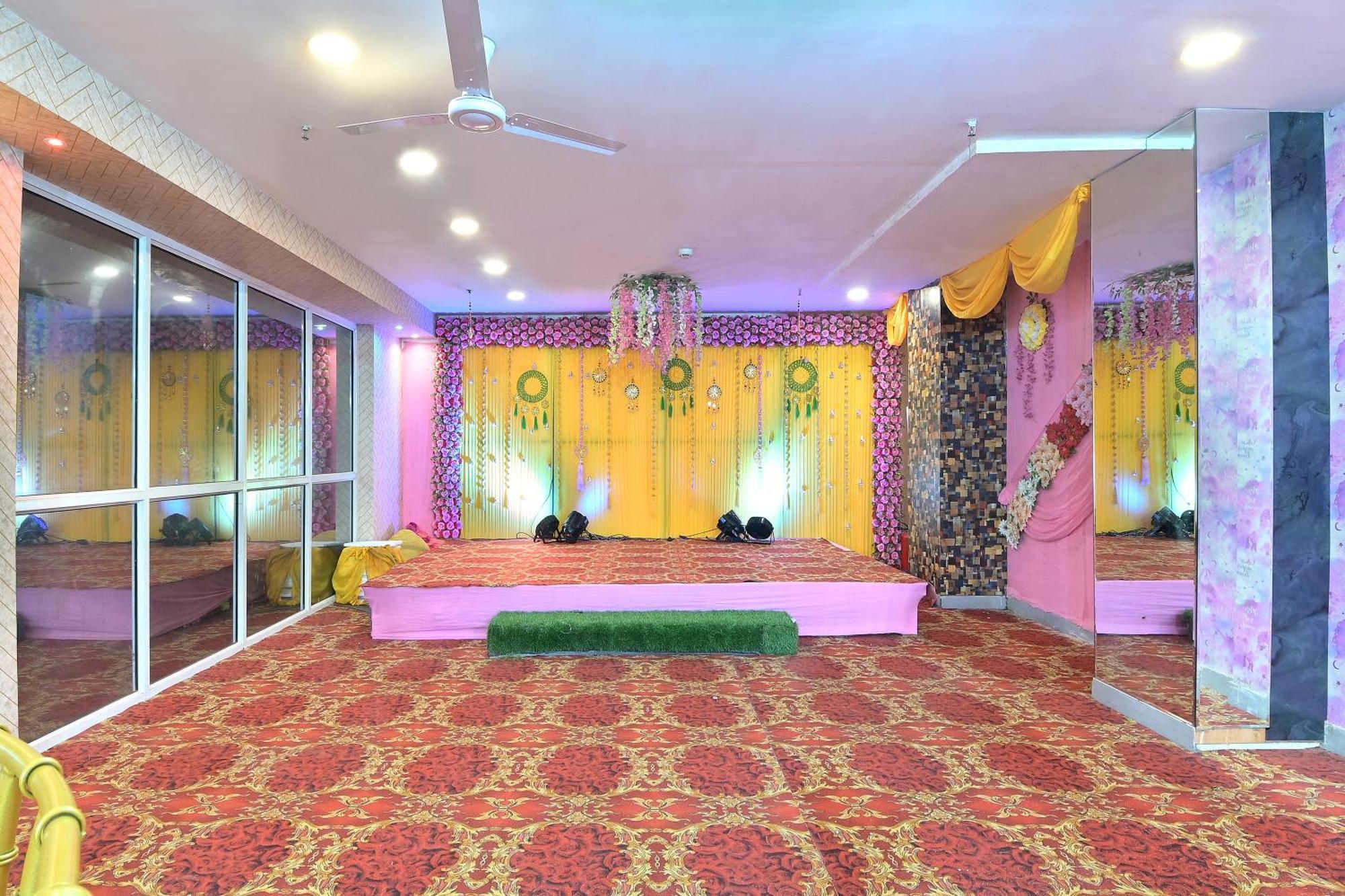 Hotel Red York By Byob Hotels Noida Buitenkant foto