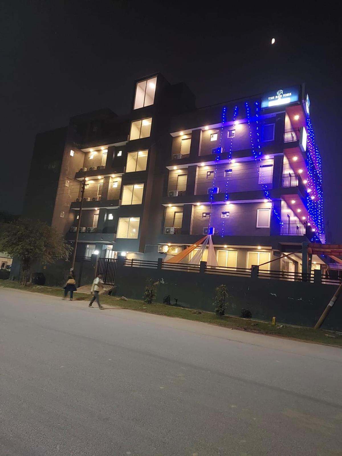 Hotel Red York By Byob Hotels Noida Buitenkant foto