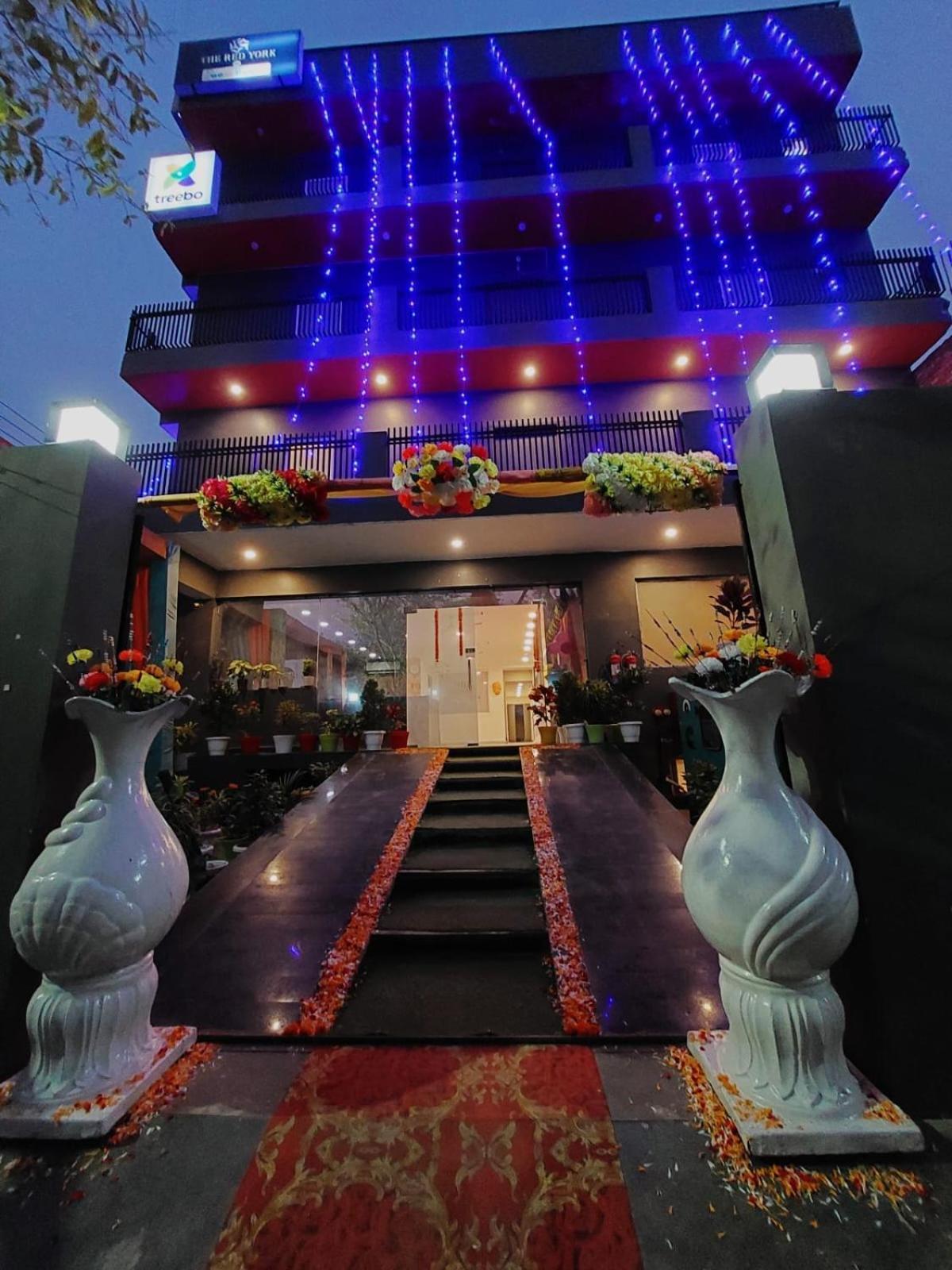 Hotel Red York By Byob Hotels Noida Buitenkant foto