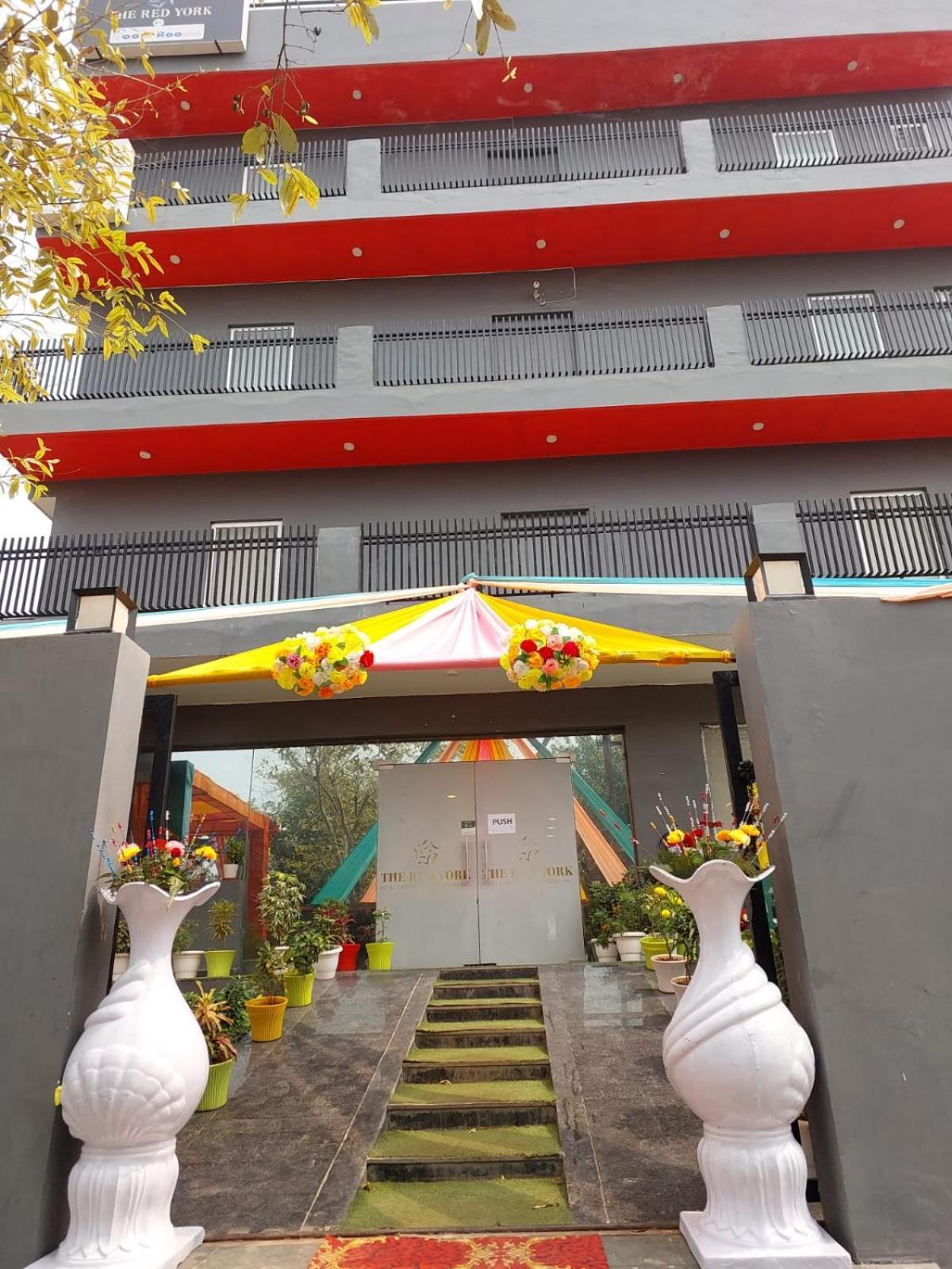 Hotel Red York By Byob Hotels Noida Buitenkant foto
