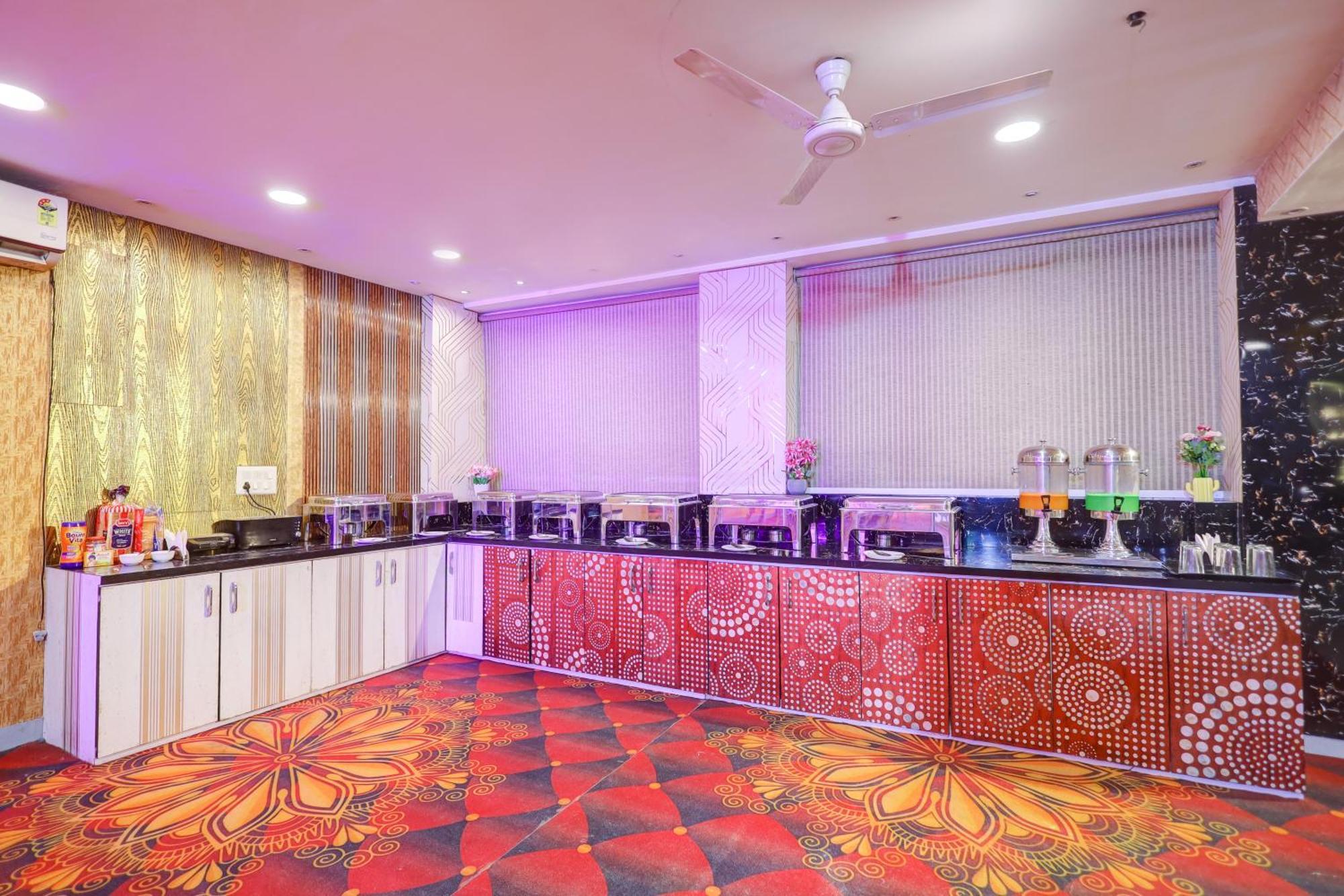 Hotel Red York By Byob Hotels Noida Buitenkant foto