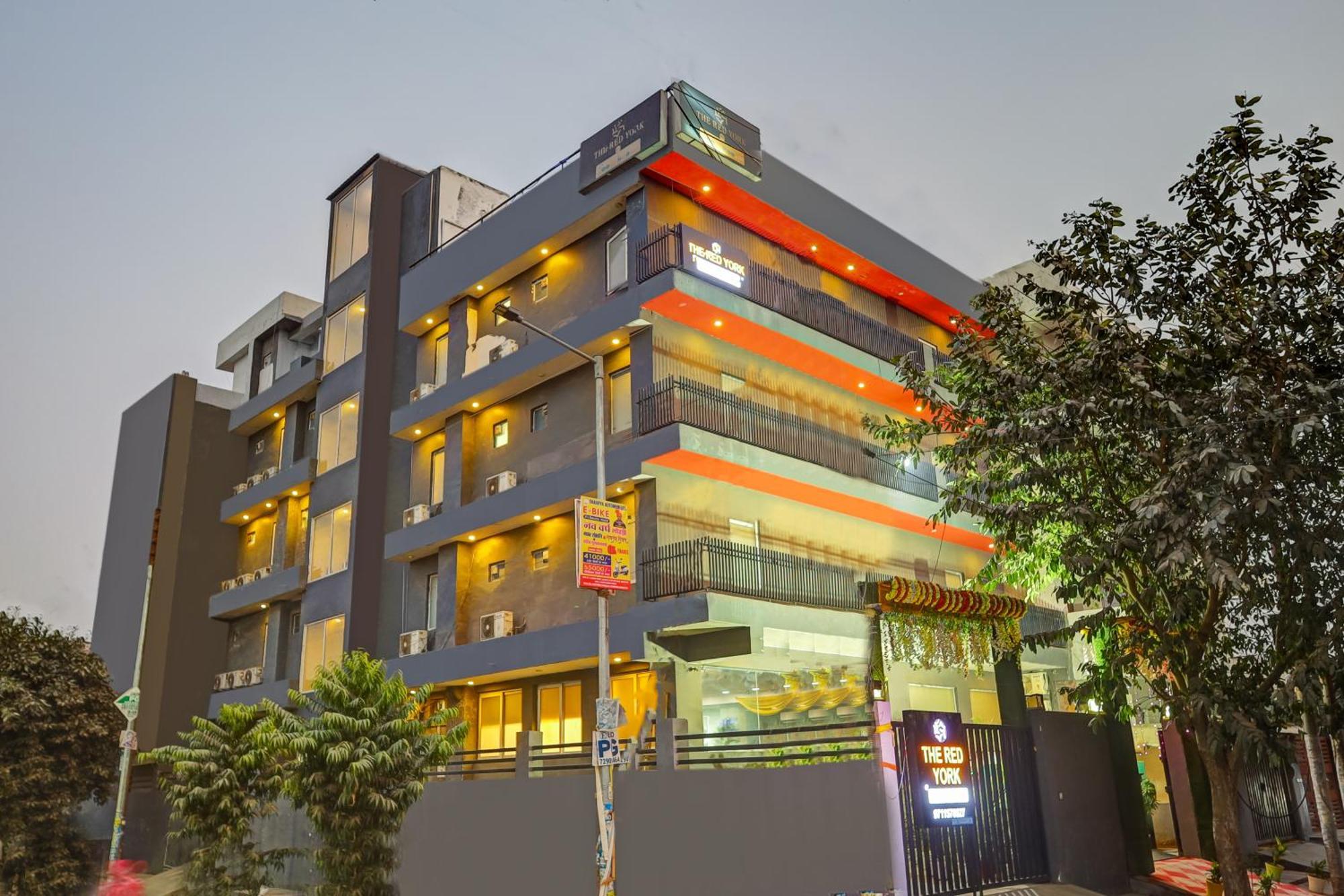 Hotel Red York By Byob Hotels Noida Buitenkant foto